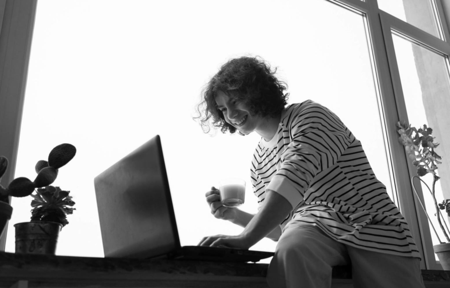 Inspirierender Arbeitsplatz mit Schreibmaterialien